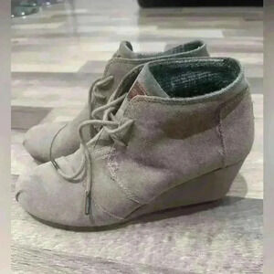 Toms suede ankle boots or booties size 8 tan taupe